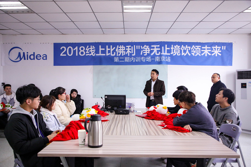 加強(qiáng)就業(yè)畢業(yè)生回訪，促進(jìn)校企合作渠道拓展