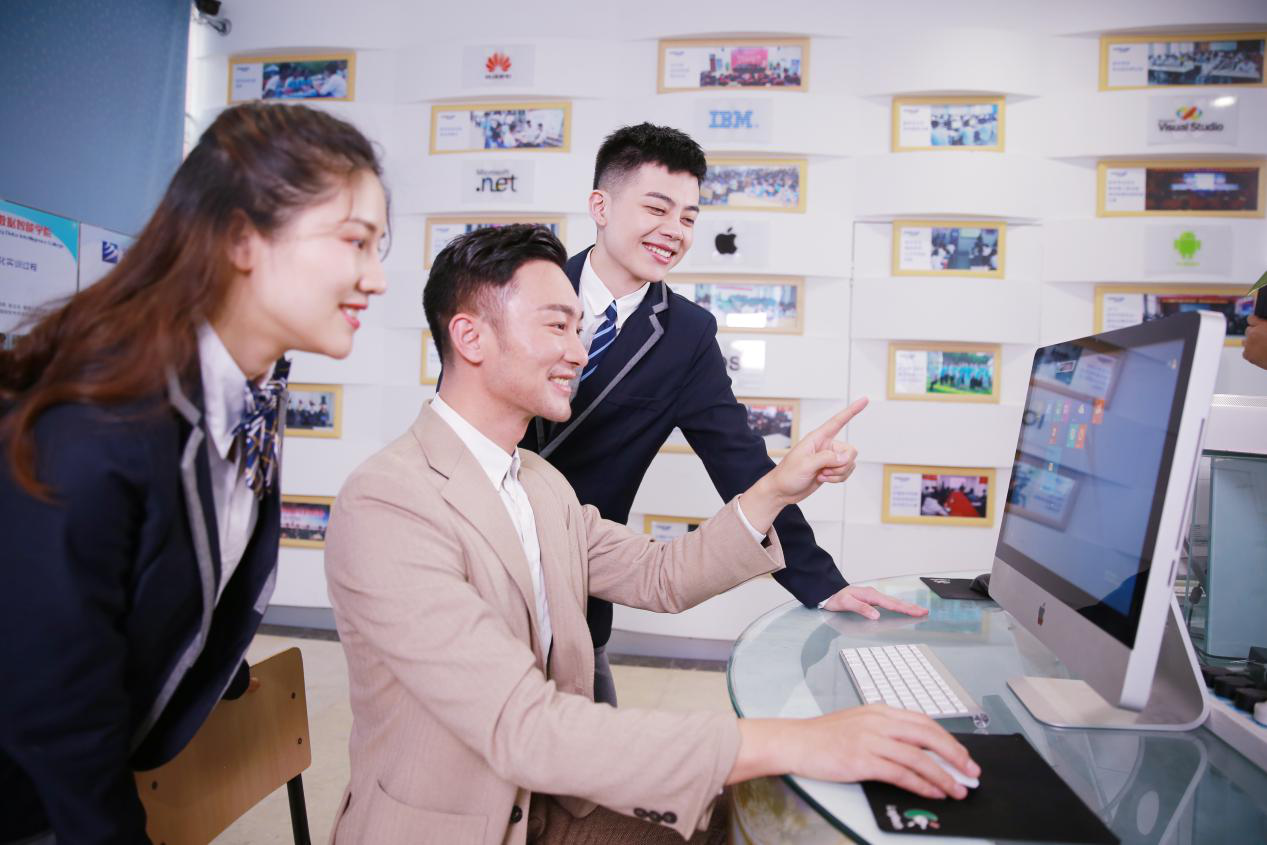 What？聽說新華云課堂能帶你走出傳統(tǒng)課堂，享受個(gè)性化學(xué)習(xí)！