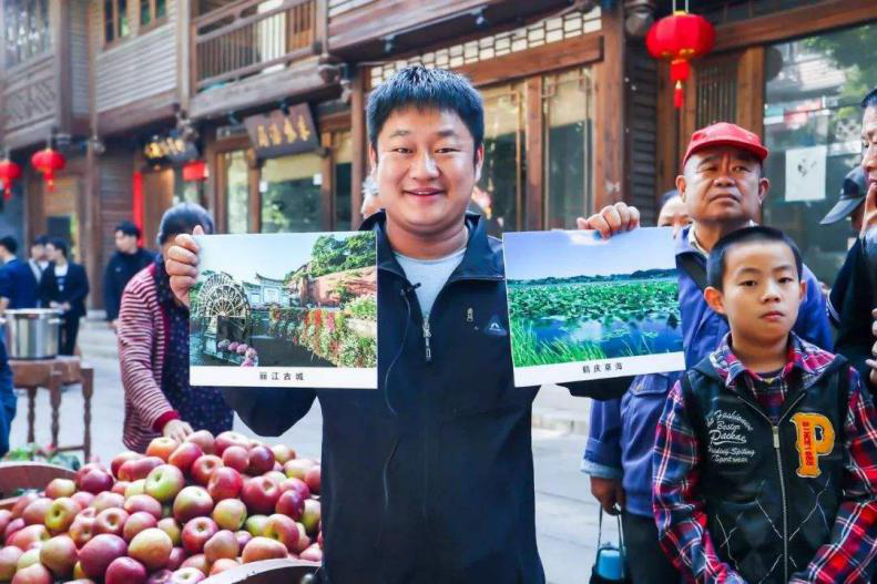 抖音達人石榴哥化身嗨學體驗官，空降新華引爆直播間