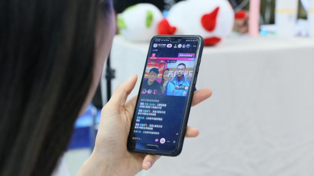 燃爆！麗江石榴哥現(xiàn)場連麥新華電商<a href=http://njxh.cn target=_blank class=infotextkey>專業(yè)</a>學(xué)子