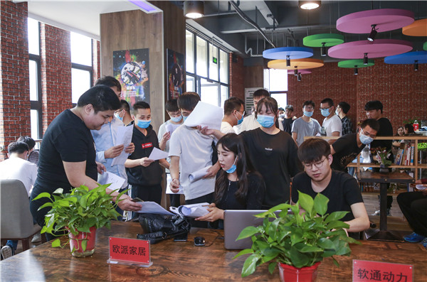 就業(yè)保障丨千企萬崗進校園，助力學子精準就業(yè)！