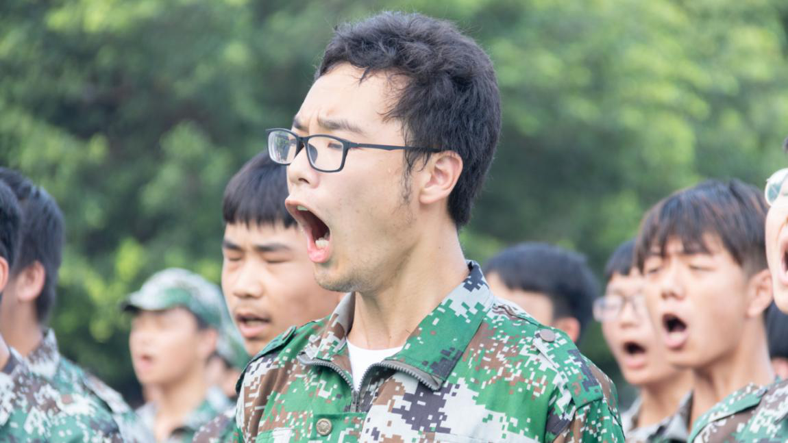 新華“三教三訓(xùn)”之軍訓(xùn)|揮灑汗水書(shū)寫(xiě)迷彩青春！