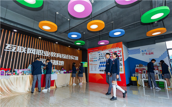 小孩兒初三了學習成績不理想，是上普高還是上職中學一門技術？