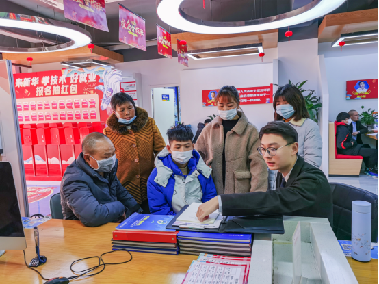 南京新華電腦專修學院330校園專場咨詢?nèi)栈顒映晒εe辦！