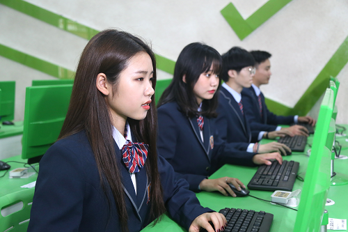 女生初中畢業(yè)學(xué)什么？女生適合學(xué)互聯(lián)網(wǎng)嗎？