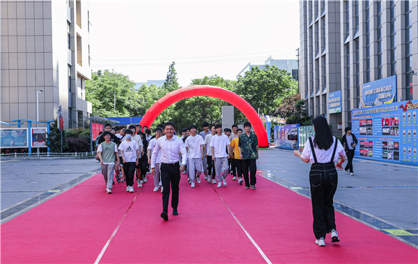 巔峰實習，京彩有你 ——南京新華京東618實習項目總結與表彰大會圓滿結束