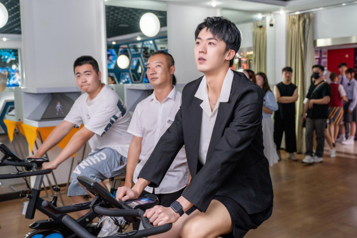 明星帶路|盧東旭探秘校園黑科技，直擊新華硬實力！