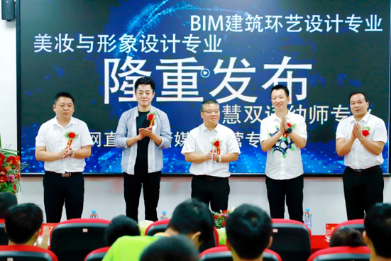 傳遞向上力量！新華電腦學(xué)?！独蠋焷砹恕?月繼續(xù)開講！
