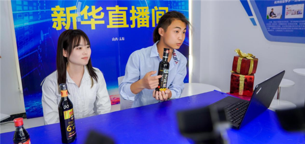我去，這么多人來(lái)新華是干啥？