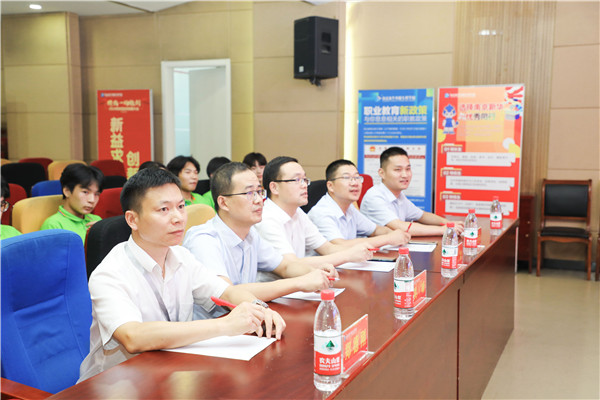 為幫助我校學(xué)生明確職業(yè)生涯規(guī)劃，確定個(gè)人職業(yè)方向，強(qiáng)化職業(yè)規(guī)劃意識(shí)，更好地樹立個(gè)人理想，2022年7月29日，南京新華電腦專修學(xué)校在學(xué)術(shù)報(bào)告廳舉行第十二屆職業(yè)生涯規(guī)劃演講大賽