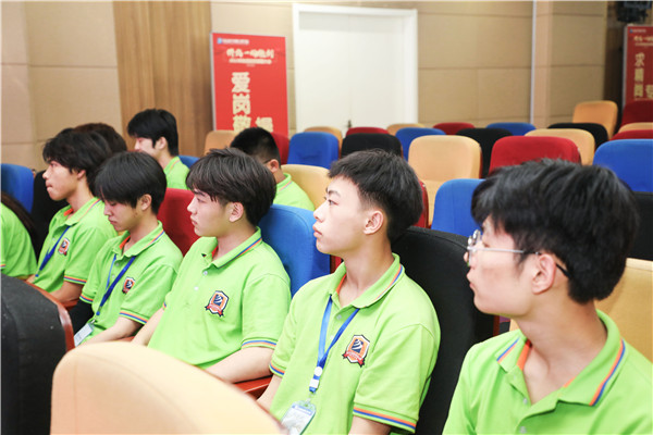 為幫助我校學(xué)生明確職業(yè)生涯規(guī)劃，確定個(gè)人職業(yè)方向，強(qiáng)化職業(yè)規(guī)劃意識(shí)，更好地樹立個(gè)人理想，2022年7月29日，南京新華電腦專修學(xué)校在學(xué)術(shù)報(bào)告廳舉行第十二屆職業(yè)生涯規(guī)劃演講大賽