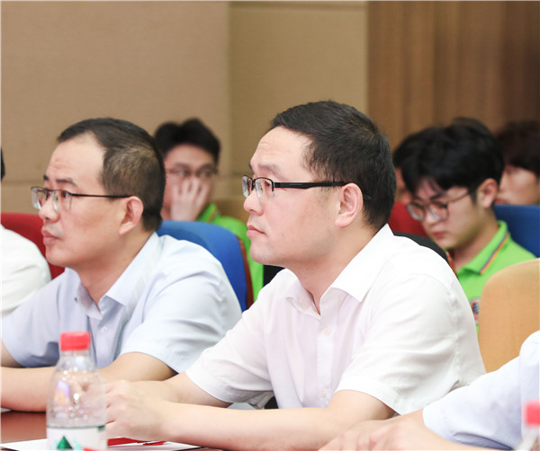 為幫助我校學(xué)生明確職業(yè)生涯規(guī)劃，確定個(gè)人職業(yè)方向，強(qiáng)化職業(yè)規(guī)劃意識(shí)，更好地樹立個(gè)人理想，2022年7月29日，南京新華電腦專修學(xué)校在學(xué)術(shù)報(bào)告廳舉行第十二屆職業(yè)生涯規(guī)劃演講大賽