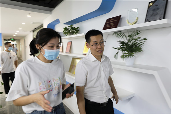 南京新華教師進企業(yè)，為實踐教學保駕護航