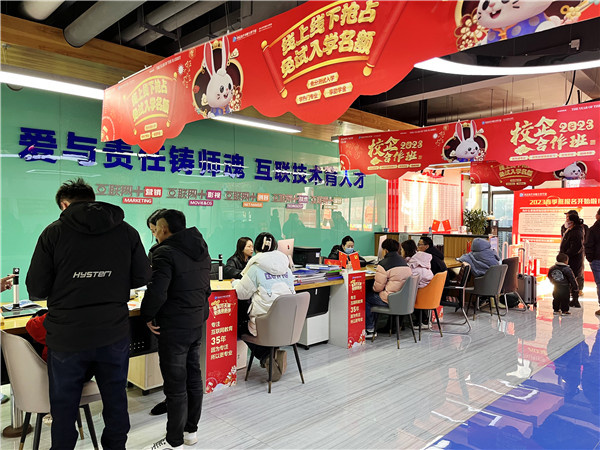 喜迎開學(xué) 圓夢(mèng)新華|直擊南京新華火熱報(bào)名現(xiàn)場(chǎng)！