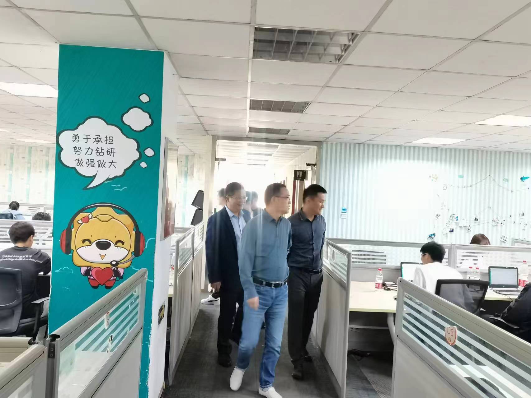 回訪企業(yè)實習(xí)學(xué)生，關(guān)懷職業(yè)成長道路