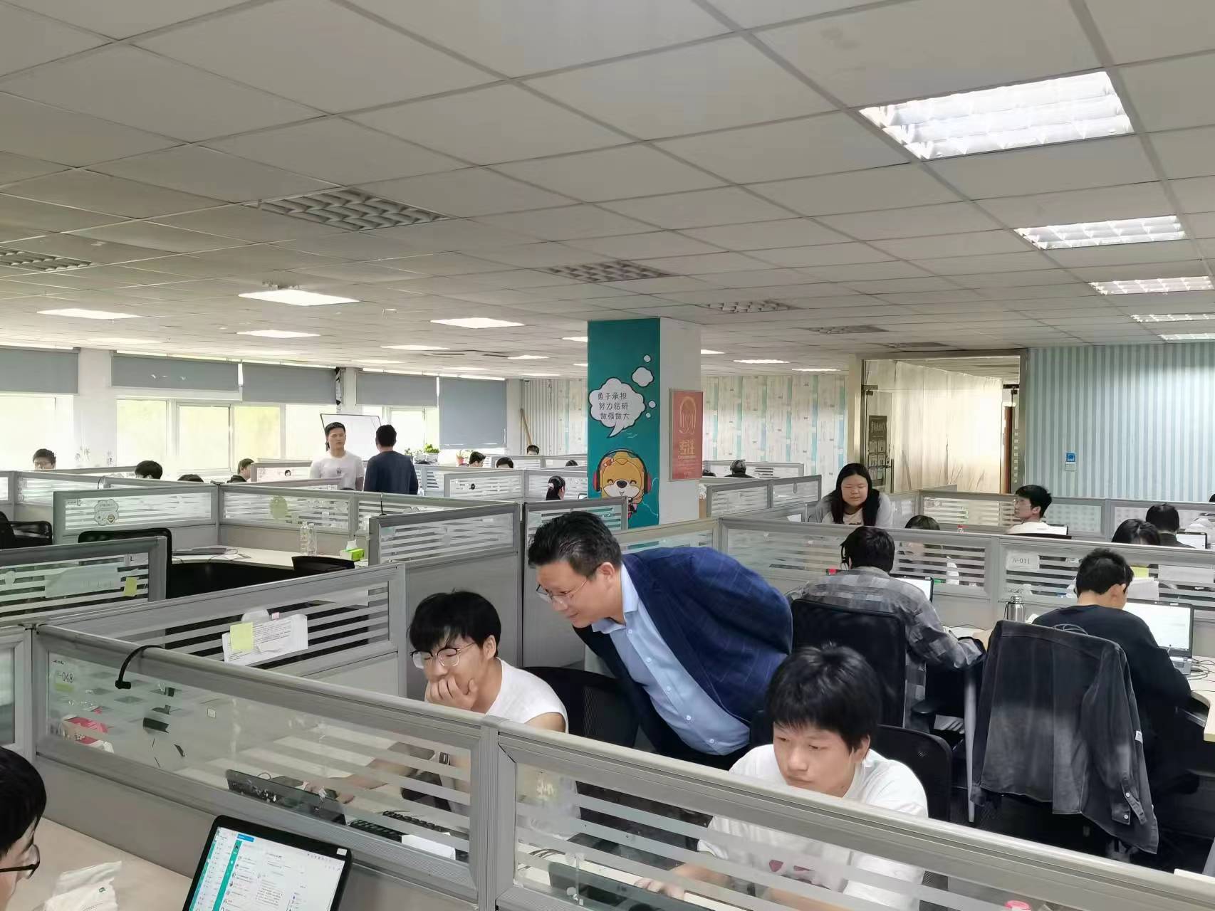 回訪企業(yè)實習(xí)學(xué)生，關(guān)懷職業(yè)成長道路