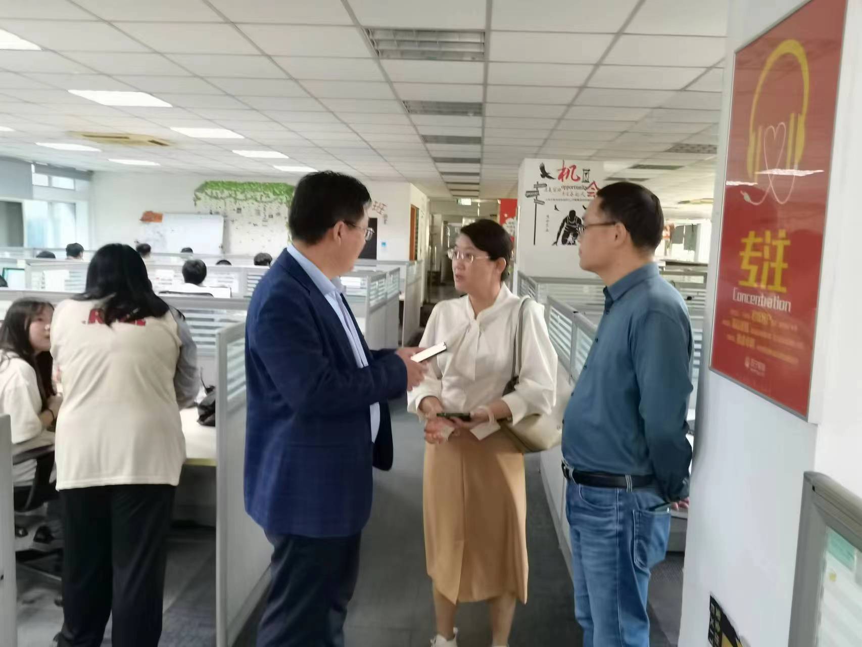回訪企業(yè)實習(xí)學(xué)生，關(guān)懷職業(yè)成長道路
