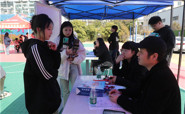 新華筑夢，職贏未來 南京新華2024年春季校園招聘會(huì)暨校企融合簽約儀式圓滿舉行