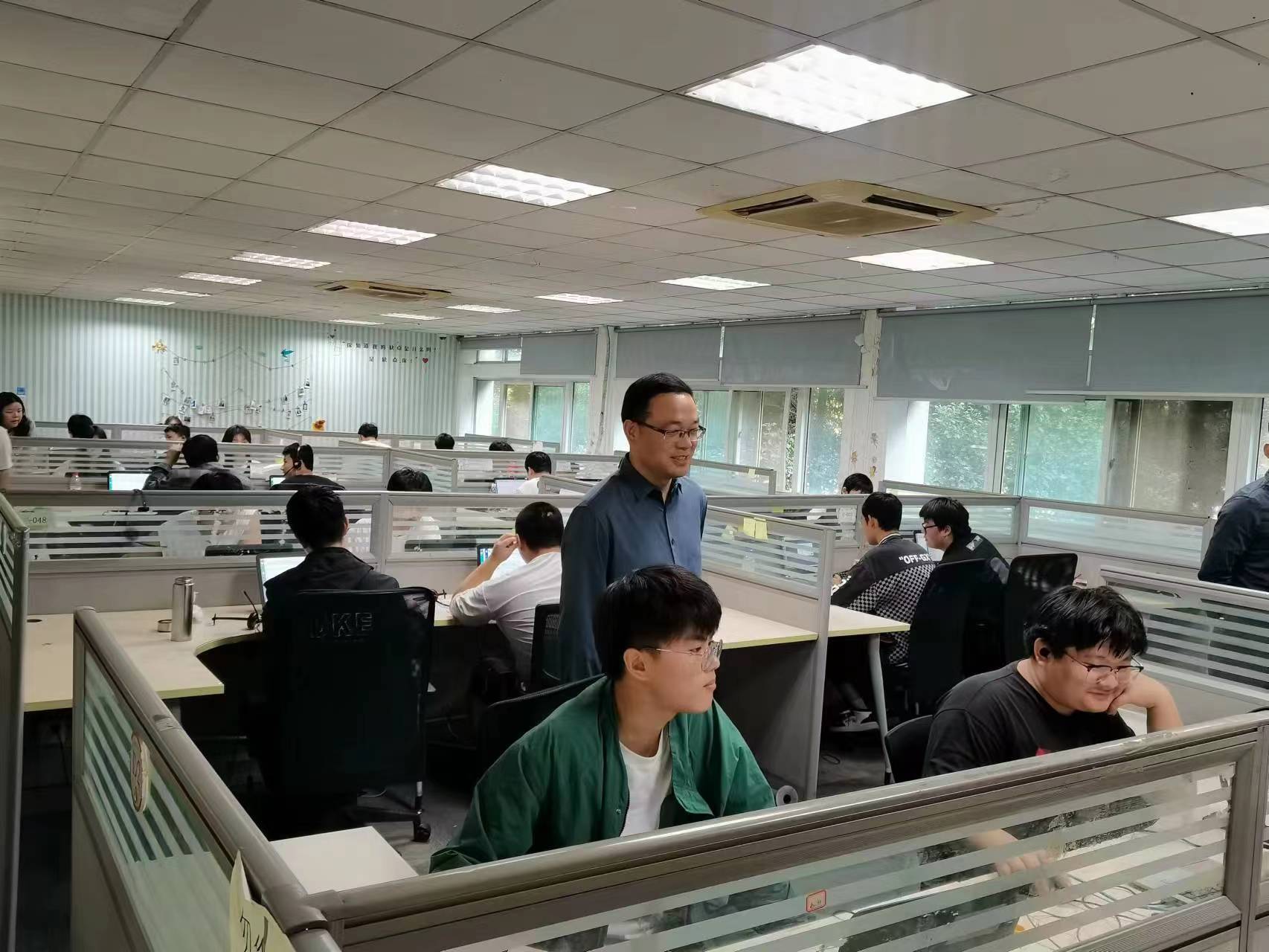 回訪企業(yè)實習(xí)學(xué)生，關(guān)懷職業(yè)成長道路