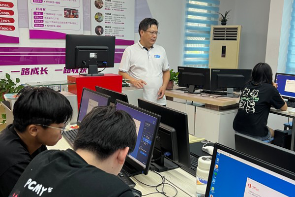 筑夢新崗位，啟航職場路 | 南京新華電腦開展就業(yè)指導(dǎo)宣講課