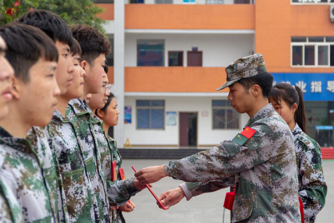 新華“三教三訓”之軍訓|揮灑汗水書寫迷彩青春！