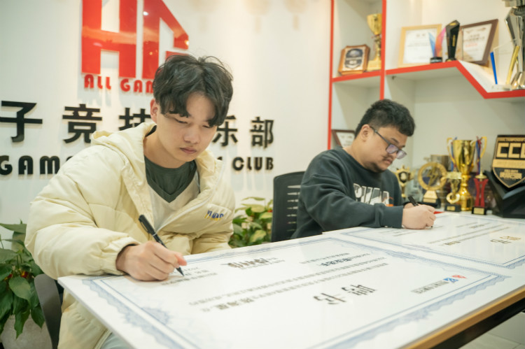 實力見證！又一新華電腦教育學(xué)子簽約AG俱樂部！