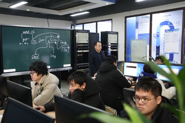 初中成績不好上不了高中怎么辦？南京新華為你點亮技能人生！