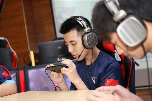如何看待 Miss 爆料「Faker 年薪 5800 萬，LPL 選手月薪保底 2 萬」？