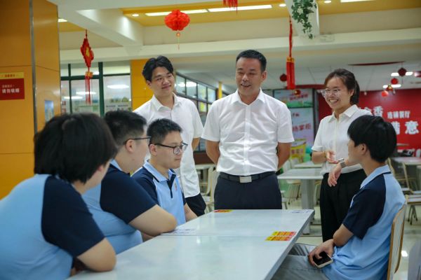 炎炎夏日，心系學(xué)子丨南京新華電腦開展2024級(jí)新生慰問活動(dòng)